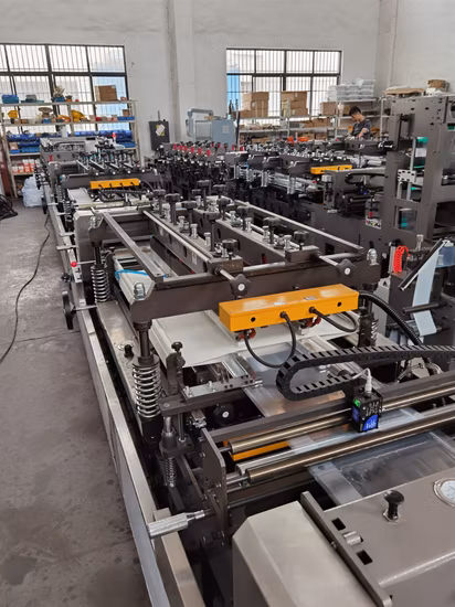 Speziell entwickelte Maschine zur Herstellung von Reißverschlusstaschen, verpackt mit Stretchfolie